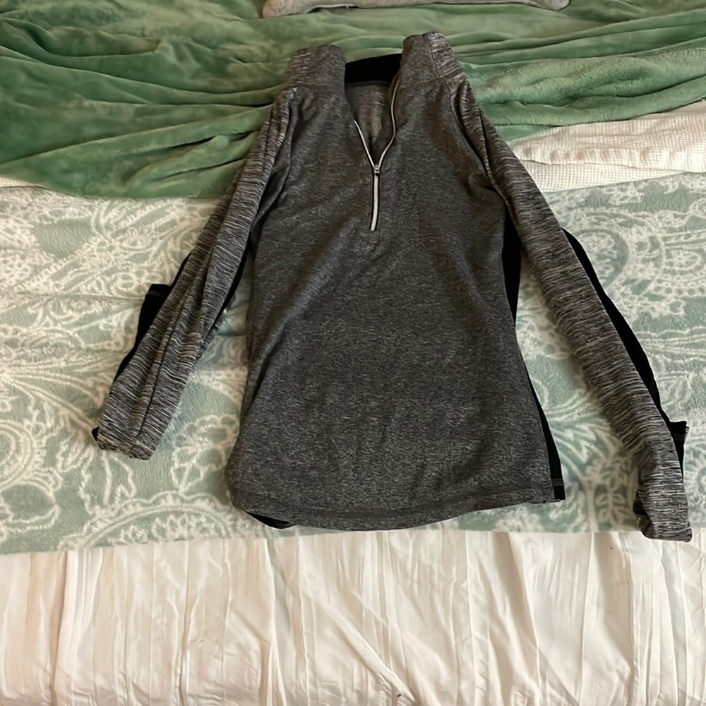 Sporty long sleeve jacket